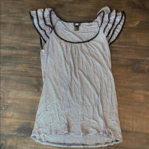 T-shirt with ruffled shoulders